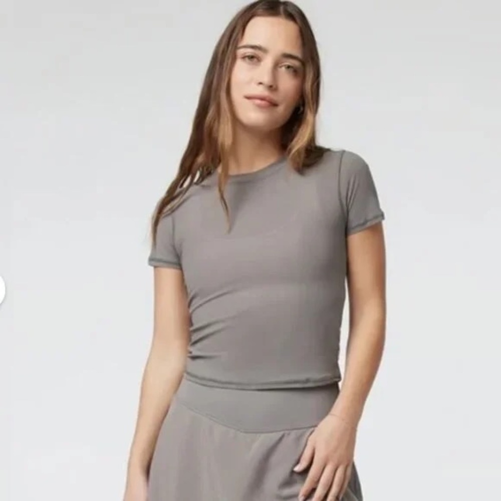 Vuori Hot Mesh Tee in Smoke Gray Size Large